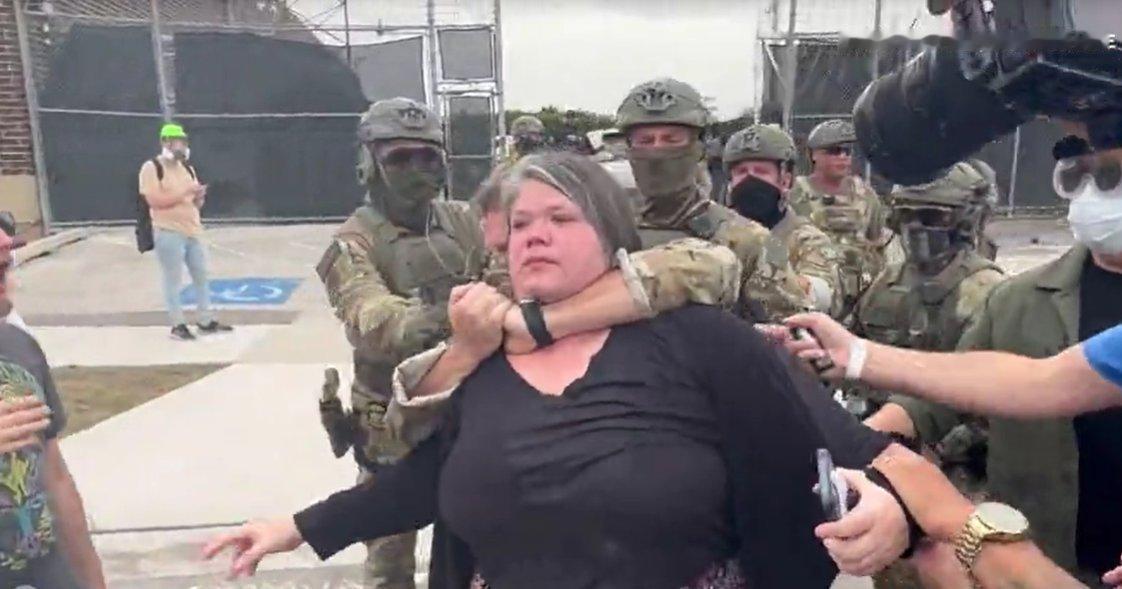 在美国历史上，美国公民第一次感到害怕，担心美国国家警察会随时拦住他们，要求他们出