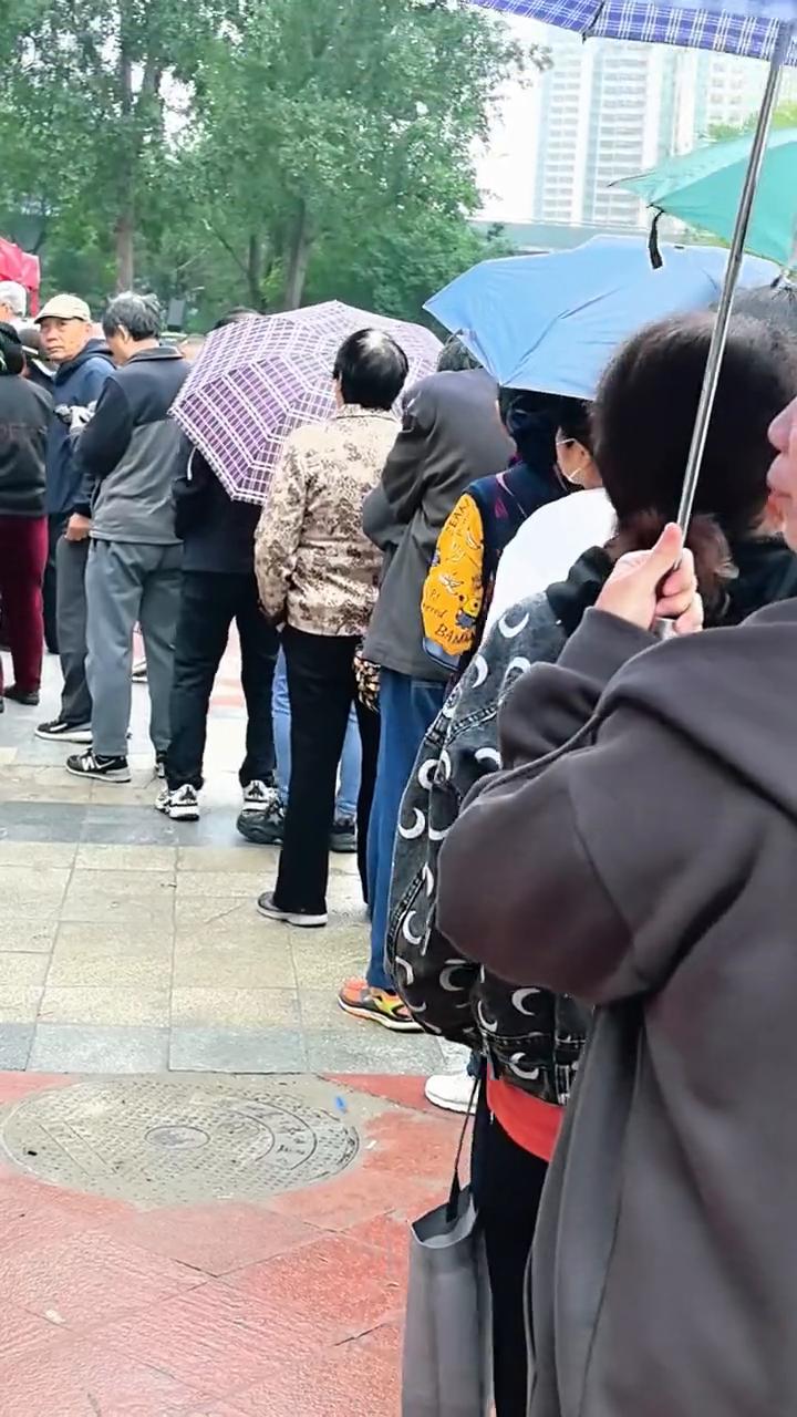 为了一碗汤，下着雨排队等30多分钟，这家汤会火吗？
洛阳机车厂路中州东路口。
知