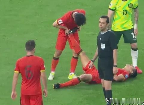 球员确实拼了，多次极限铲球，张玉宁甚至拼到抽筋，但有什么用呢？因为一将无能。累死