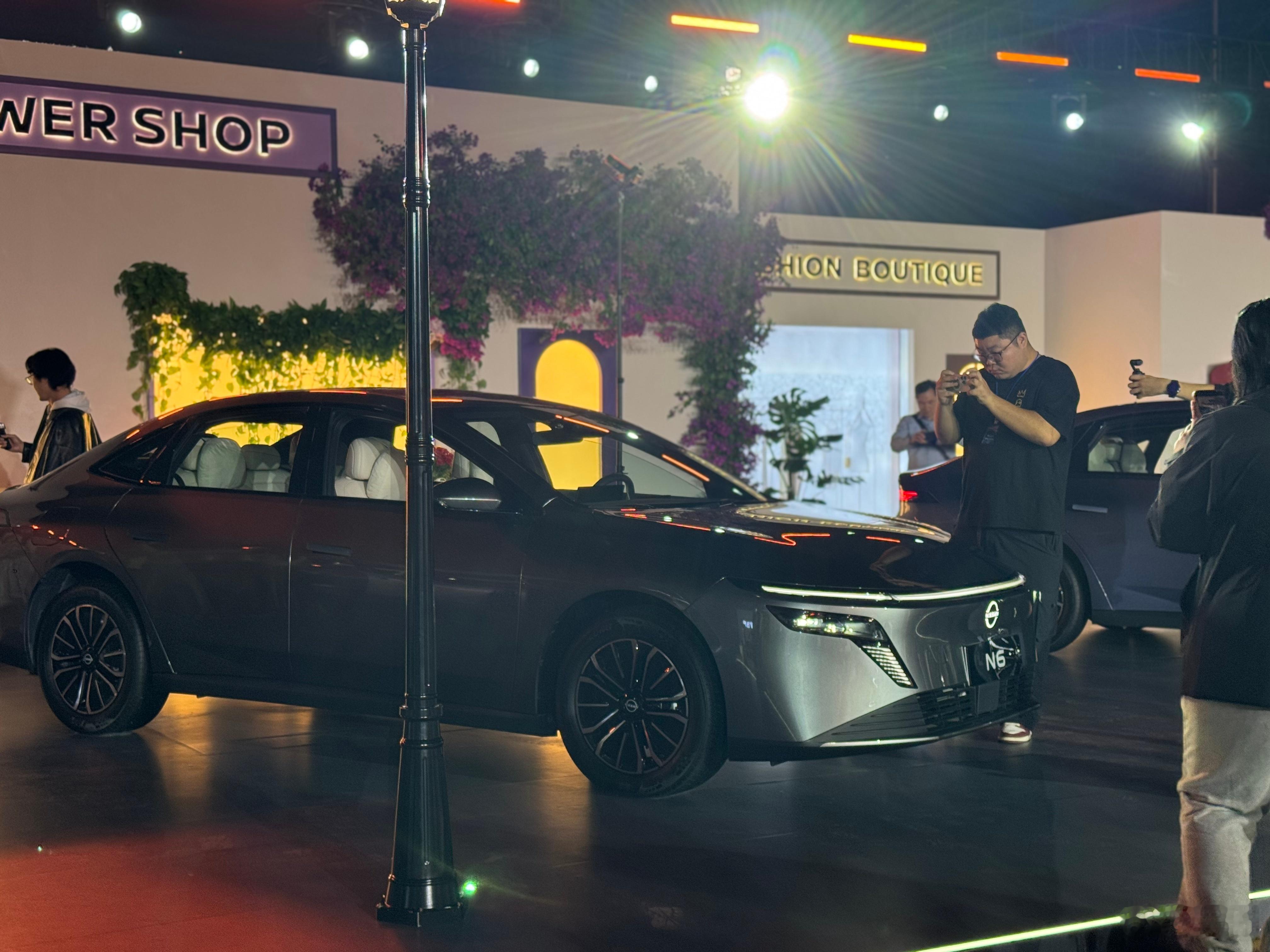 图6，我帮大家走近仔细看了看，原来是一位真人小姐姐百万级后排大沙发大v聊车