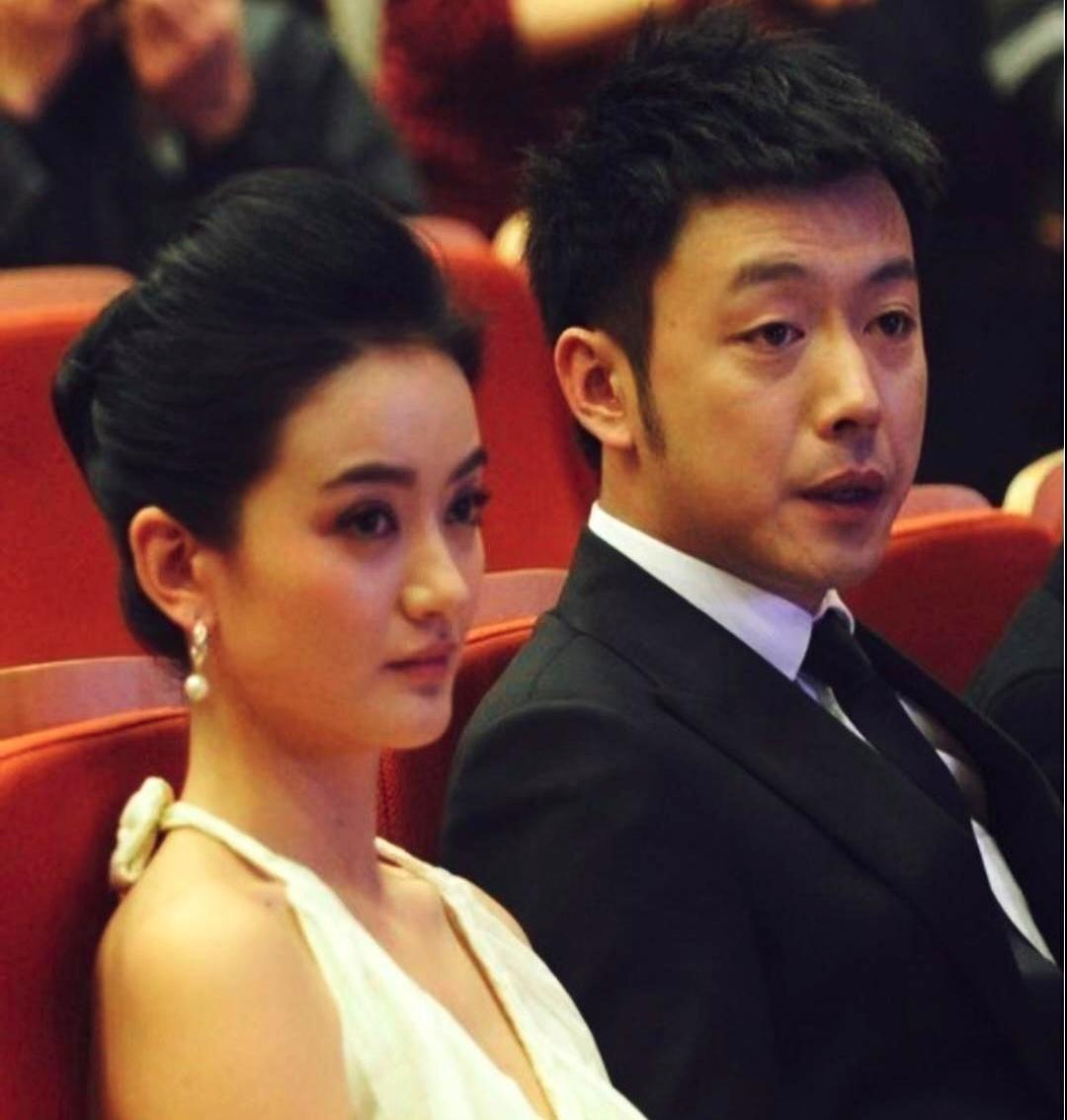 《潜伏》最出圈的，不是余则成，是舔邮票的谢若林。
 

曹炳琨把贪婪演成一门手艺