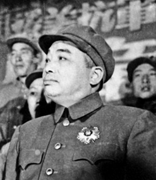 1949年彭德怀满面春风进会场，突然怒斥：赶快把主席身旁的“猪头”搬出去！
19