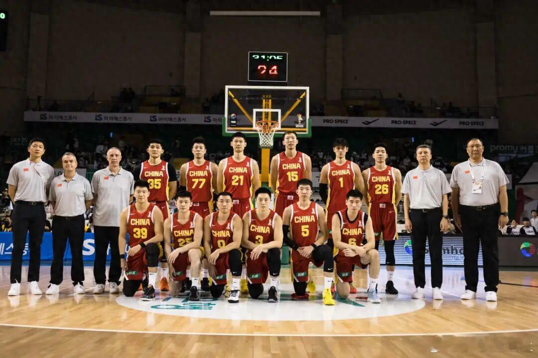 曝中国男篮输韩国后开会2小时 12月1日晚，在2027国际篮联世界杯亚洲区预选赛