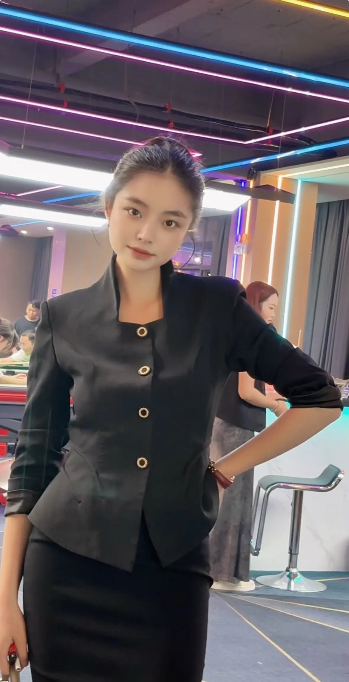 独来独往的女人  没有一个孬种  但绝对是犟种