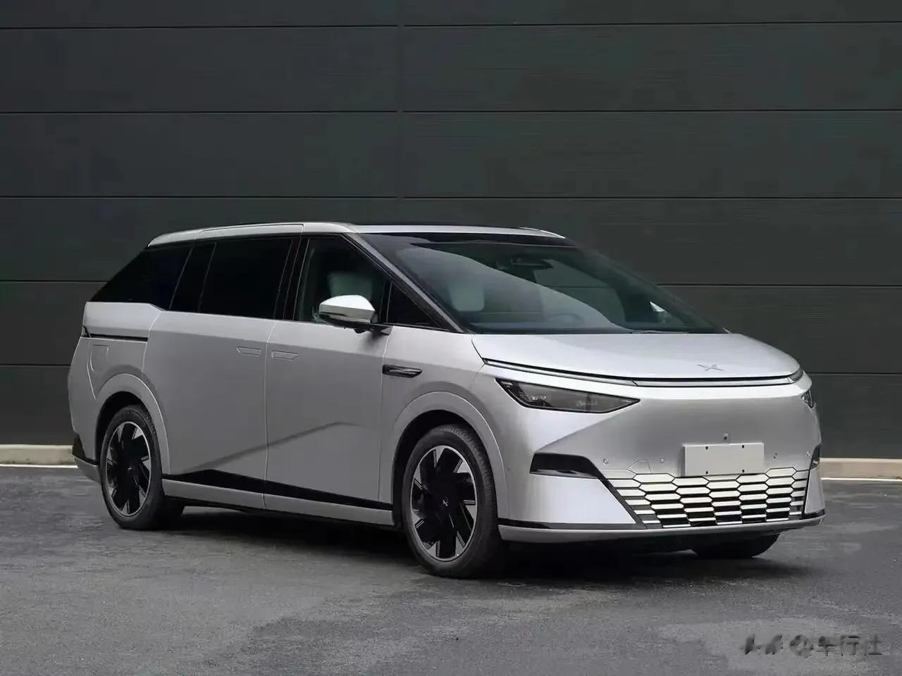 小鹏 X9
我搞不懂为什么新势力那么热衷搞MPV，就单一领域来说MPV并不是什么