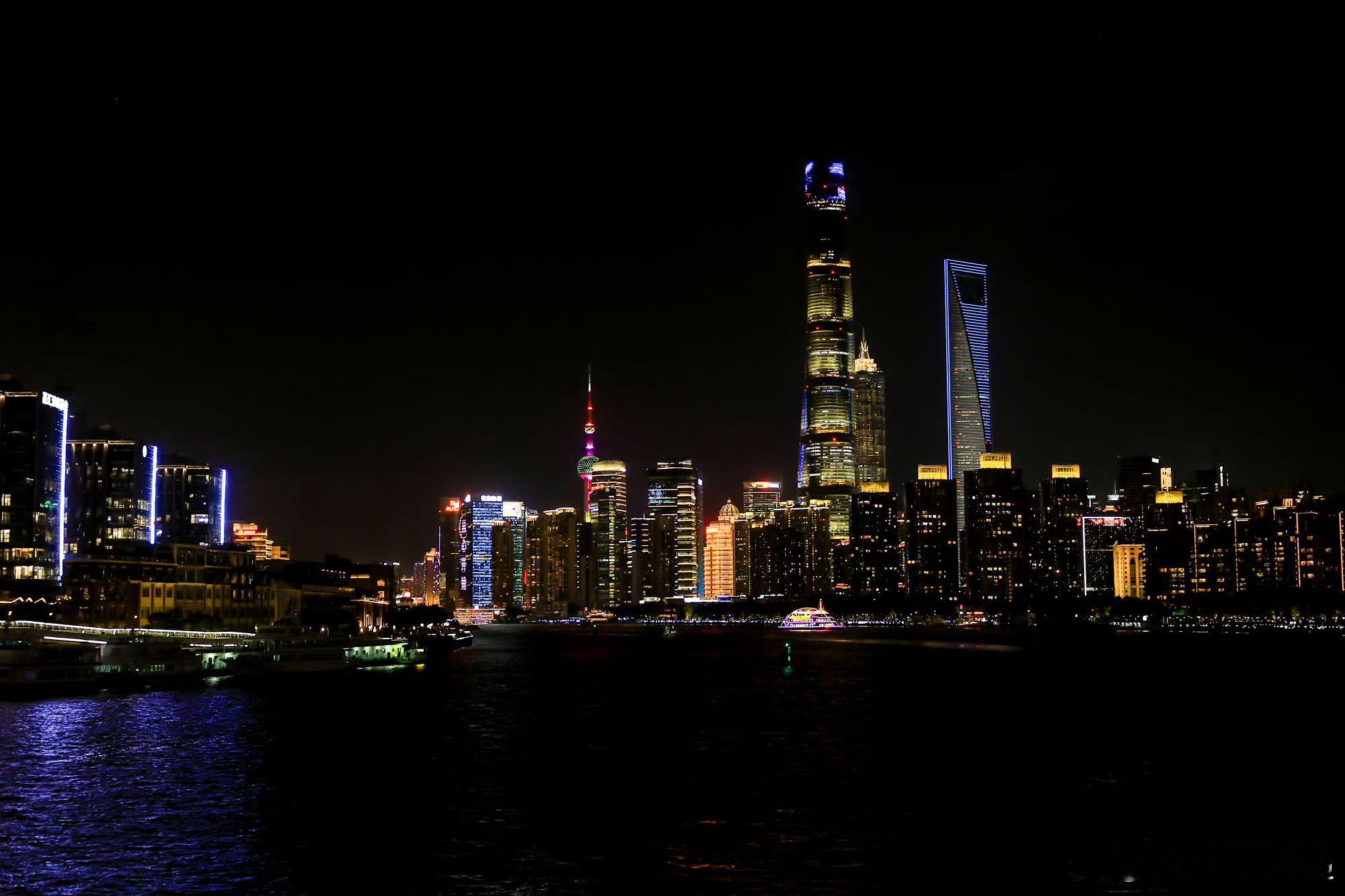 用先锋美学打开上海邮轮黄浦江畔的高光时刻夜幕降临的黄浦江太有魔力！这艘邮轮将先锋