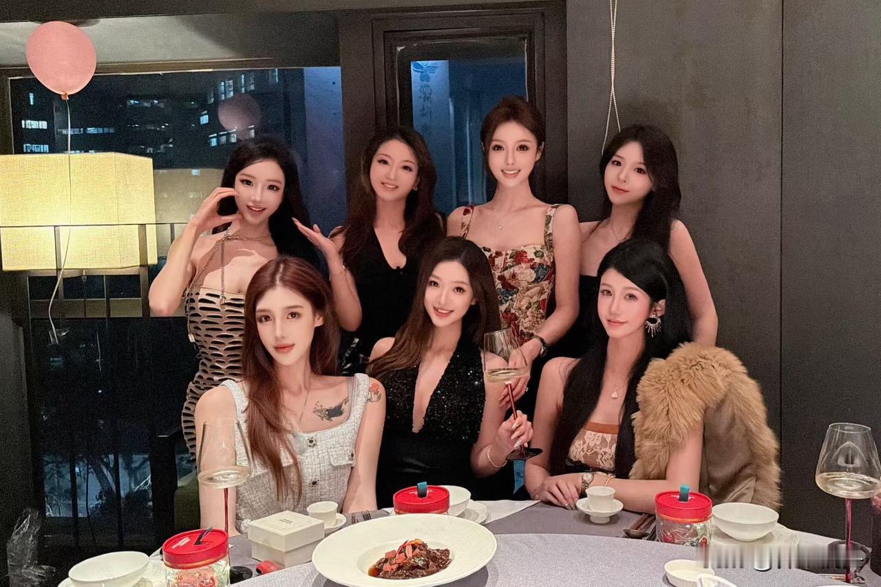 闺蜜聚会，美食与美酒相伴，快乐加倍！🍷👭🎉