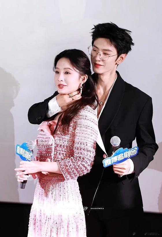陈哲远比暧昧先来的是艾玛 真的被陈哲远的艾玛逗笑了，这声感叹比任何精心设计的舞台