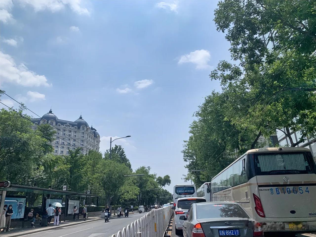 东单北大街彻底不能走了，放眼望去都是庞然大物旅游大巴，地坛雍和宫天坛，中间夹着协