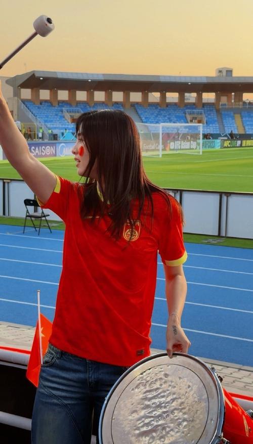 轻松吃瓜风
美加墨世界杯开幕式上，前女足国门赵丽娜居然偶遇了歌手大张伟，她晒出同