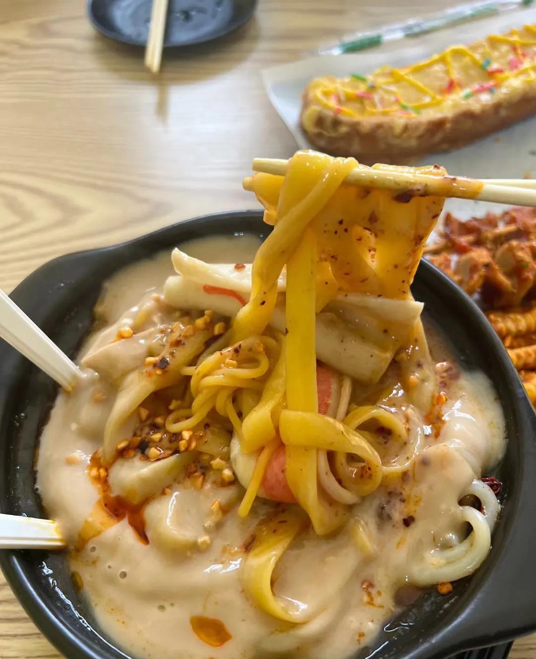 在济南吃到了巨多马麻汁的东北麻辣烫
满满的麻汁盖住麻辣烫，贼香我点的是三种面的砂