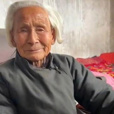 九十岁的老人独居，唯一的希望就是等待孩子归来，然而实际上他的两个孩子都已不在人世