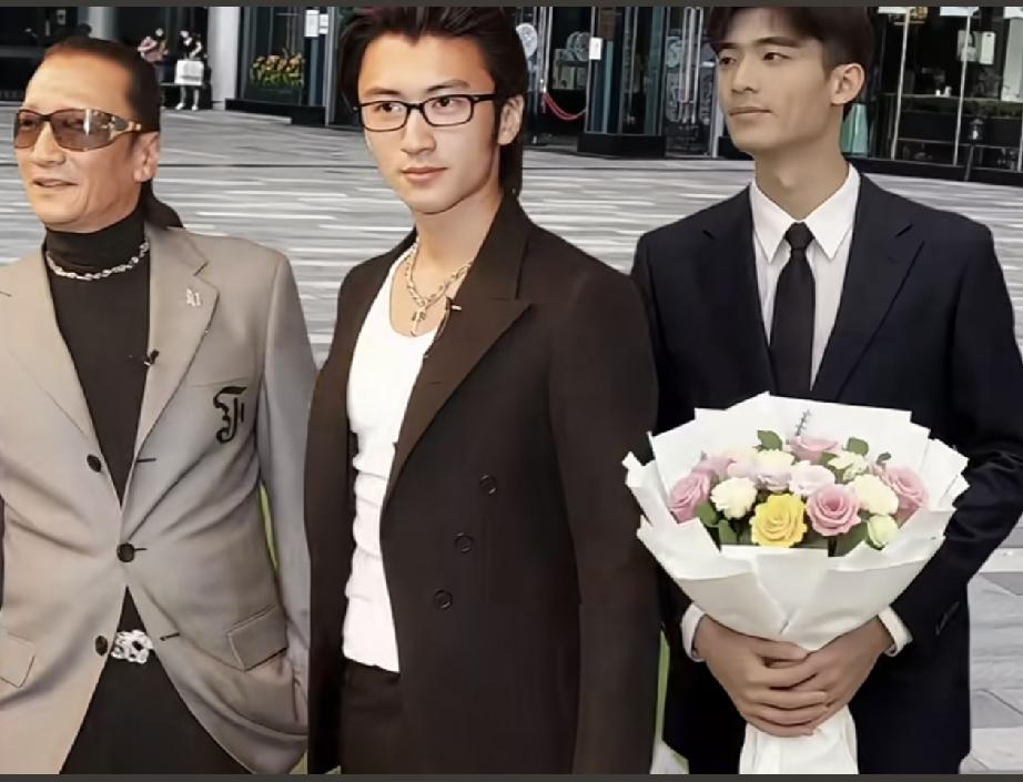 网传谢家三代同框画面，爷爷谢贤气质潇洒，谢霆锋依旧英气，谢振轩已经长成挺拔少年。