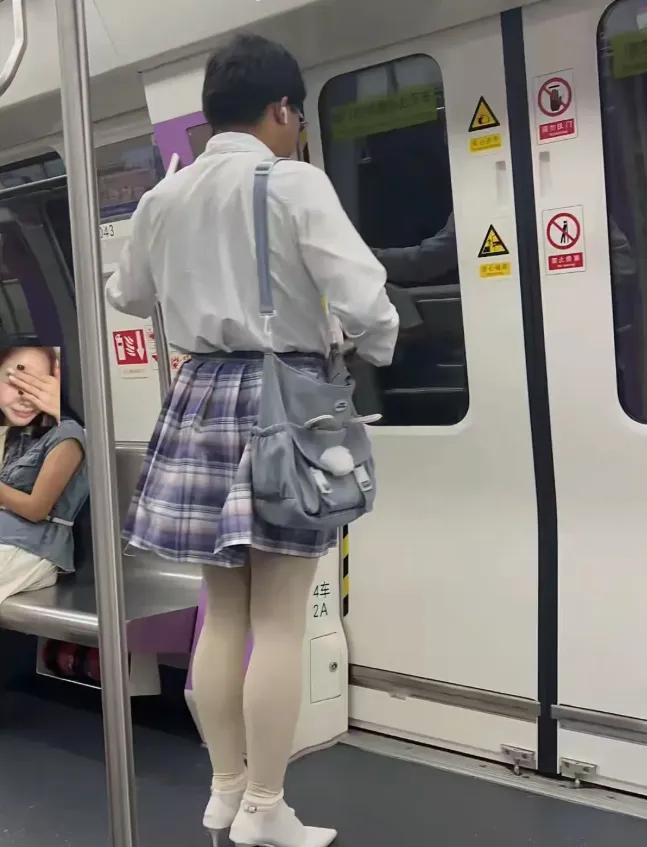 【大惊小怪】地铁上出现一位女子，头发剪短了，打扮很像男性，引发网友热议，有人说：