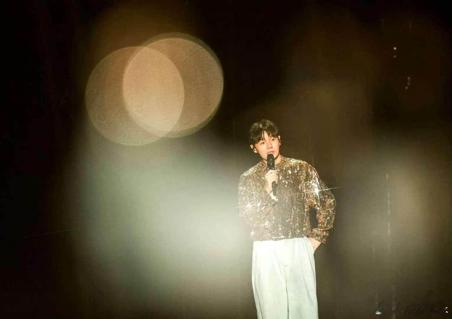 网友拍到李荣浩黑马的屁股 惊！李荣浩演唱会黑马屁股走红网络，这是什么神奇的魔力？