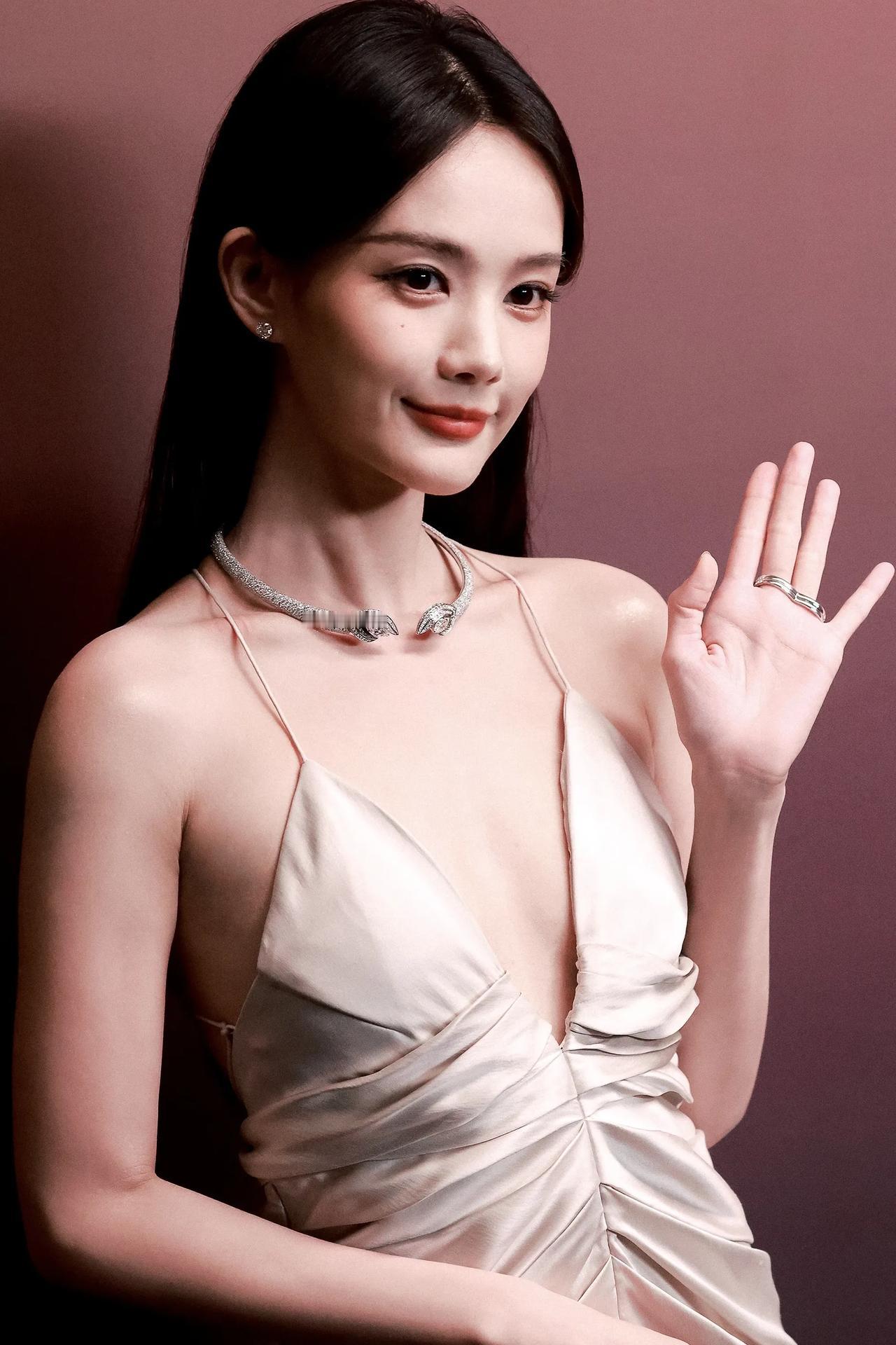 李一桐真的是宝藏女演员。她美得自然，自带一种历经世事的轻松从容，就像最美的雕塑，