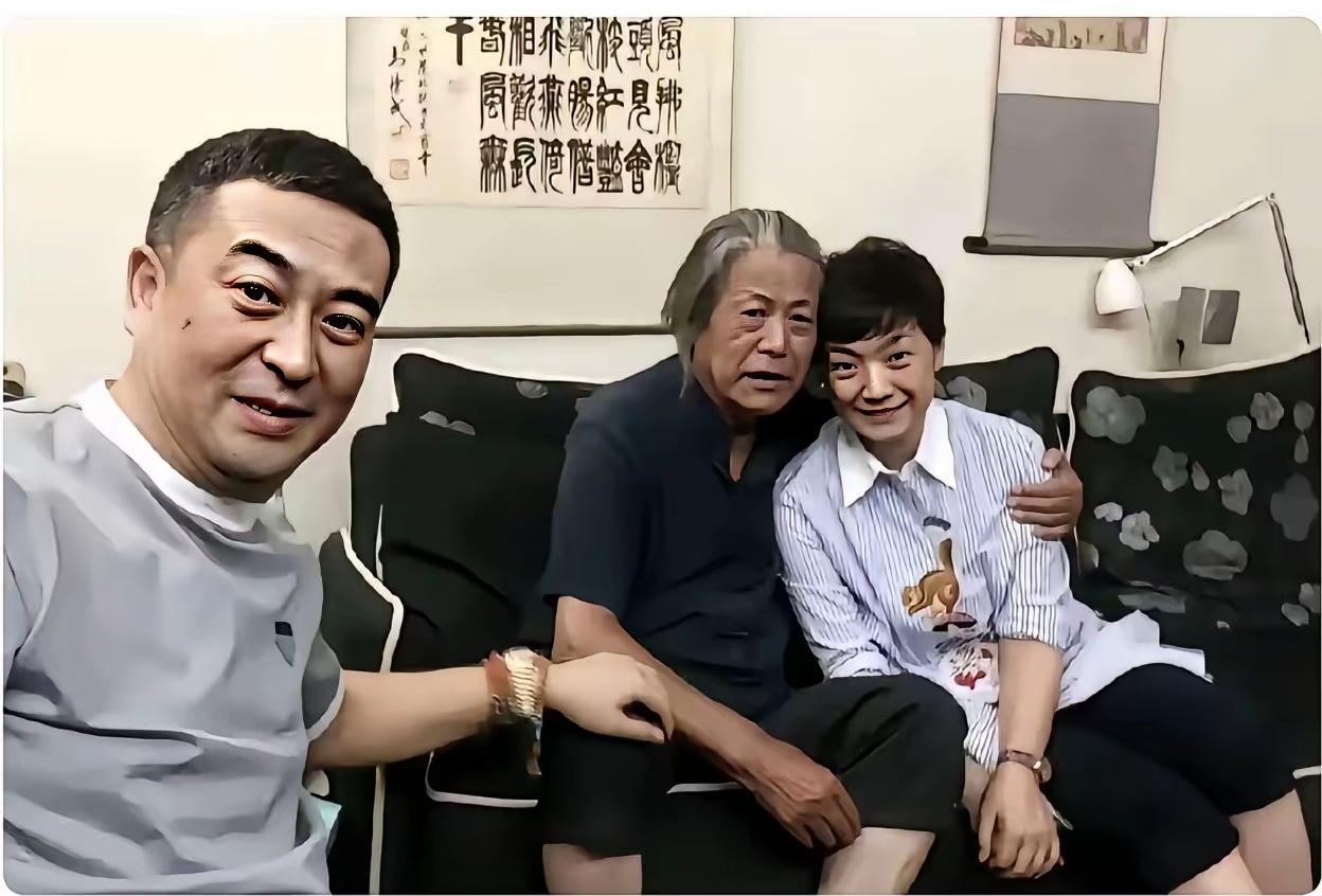 张嘉译和妻子王海燕一起去看一位老前辈马精武老师
看照片能够感觉到
他们两口子和老