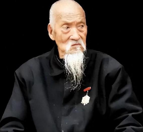 1942年秋，太行山深处，司凤梧被十四个日军包了饺子，前有刺刀，后有枪口，一脚踩
