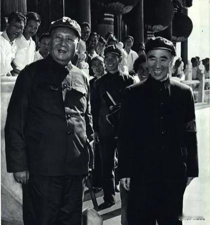 1971 年 9 月 3 日林彪“三叉戟”坠毁后，老陶用钢笔把集邮册里林彪照片上