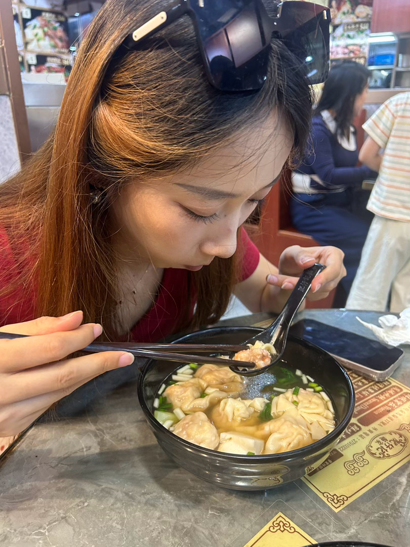 旁边有两个人都吃完了说碗里有泡沫，店员说是因为葱，然后给她退掉一碗，因为其他两碗