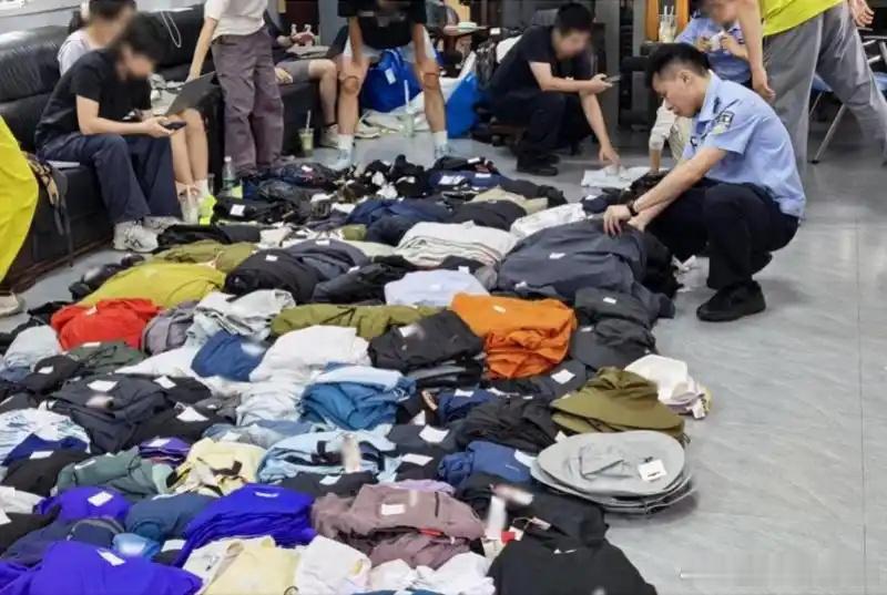 广州黄埔男子盗窃的 1089件衣服，警方已将嫌疑人抓获，所有衣物 全数追回。20