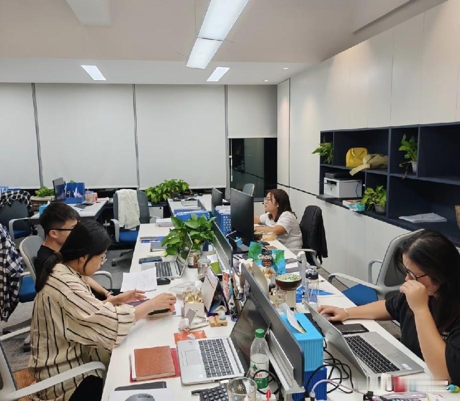 岁数大了才发现：35岁没当上领导，基本上悲催了；35岁才当上领导，会更悲催…
