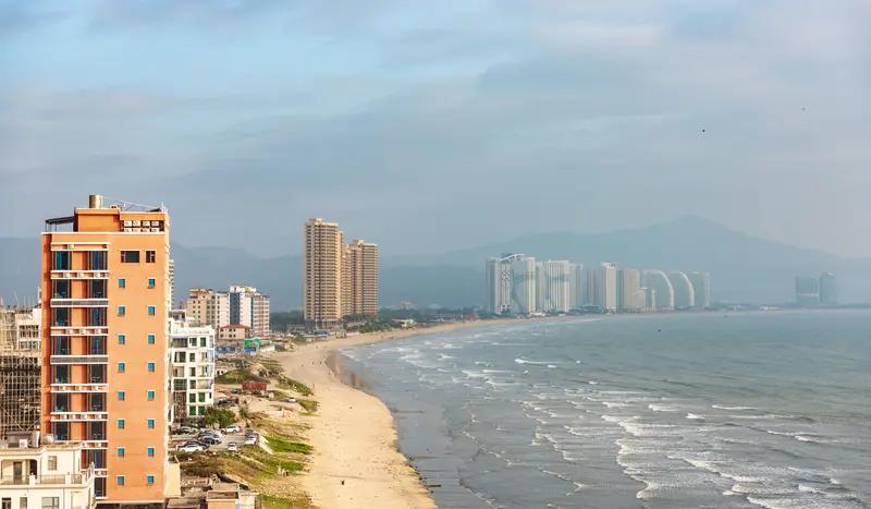 想找旅游热度低却超棒的城市，这几个值得一去。
广东汕尾是被低估的滨海秘境，像低配