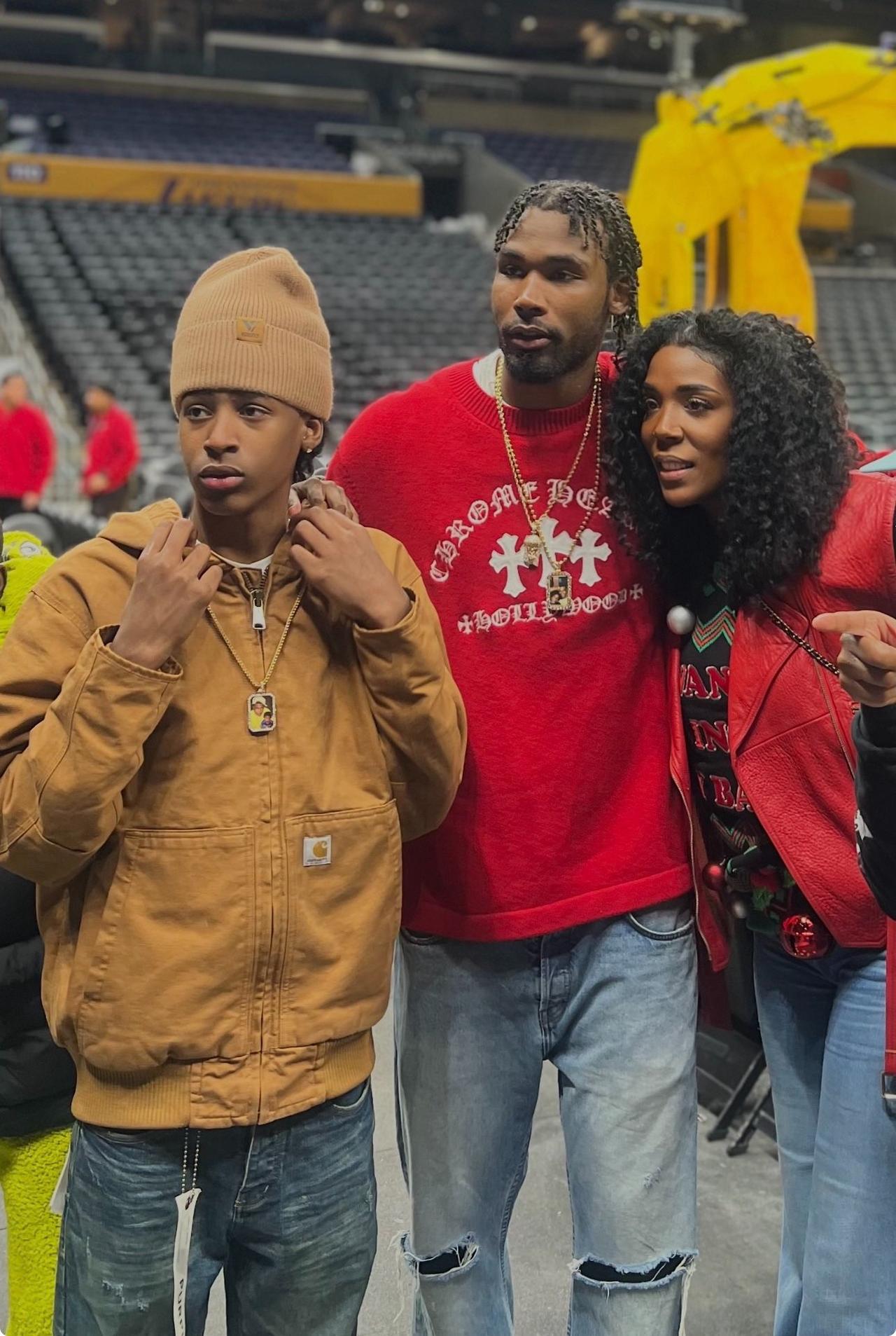 最近火箭队锋线球员塔里伊森的妈妈在网上吐槽了一条视频。
视频内容是两位球员打街球