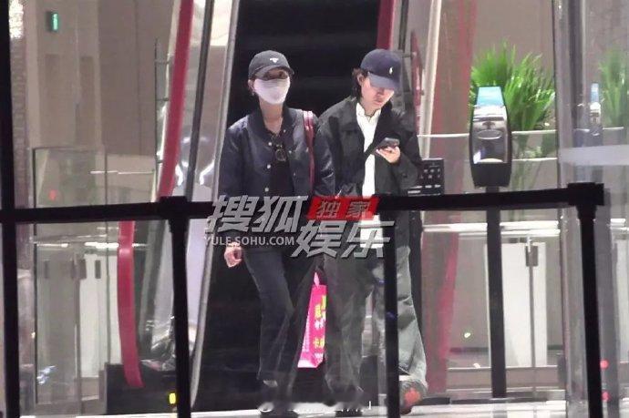 周迅和朋友聚餐 有狗仔拍到周迅和朋友聚餐，她一身简约深色穿搭，头戴棒球帽和口罩，