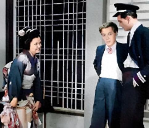 1955年，一名日本女人当着丈夫的面，撩开和服下摆，用两腿膝关节夹住一张A4纸，