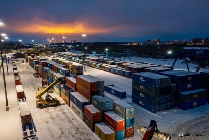 俄罗斯负责能源的副总理诺瓦克对媒体称，准备新开发几个矿床，都在西伯利亚和远东，争