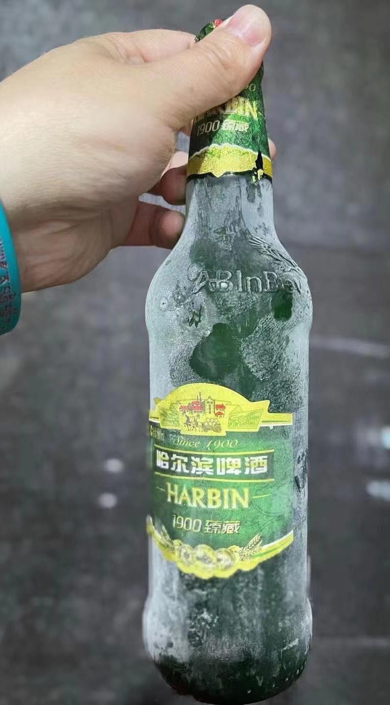 东北大冰箱营业了想起那个来东北喝啤酒笑话了：老板，来瓶啤酒。冰镇的还是常温的？常