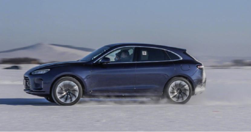 城市通勤的疲惫，怎么被问界新M5 Ultra化解？
每天早晚高峰，堵车、加塞、频