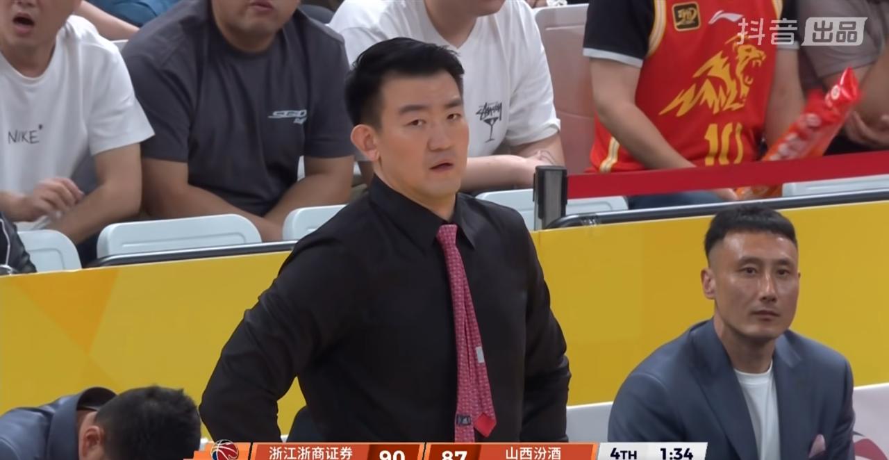 最后2秒被绝杀，广厦这场球输得确实让人意外，本来形势不错的比赛，最后时刻一个防守