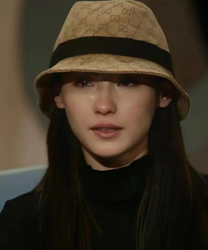 谢霆锋今晚怕是要失眠！
他估计怎么都没想到，
张柏芝和余毓兴的官司能在香港娱乐圈