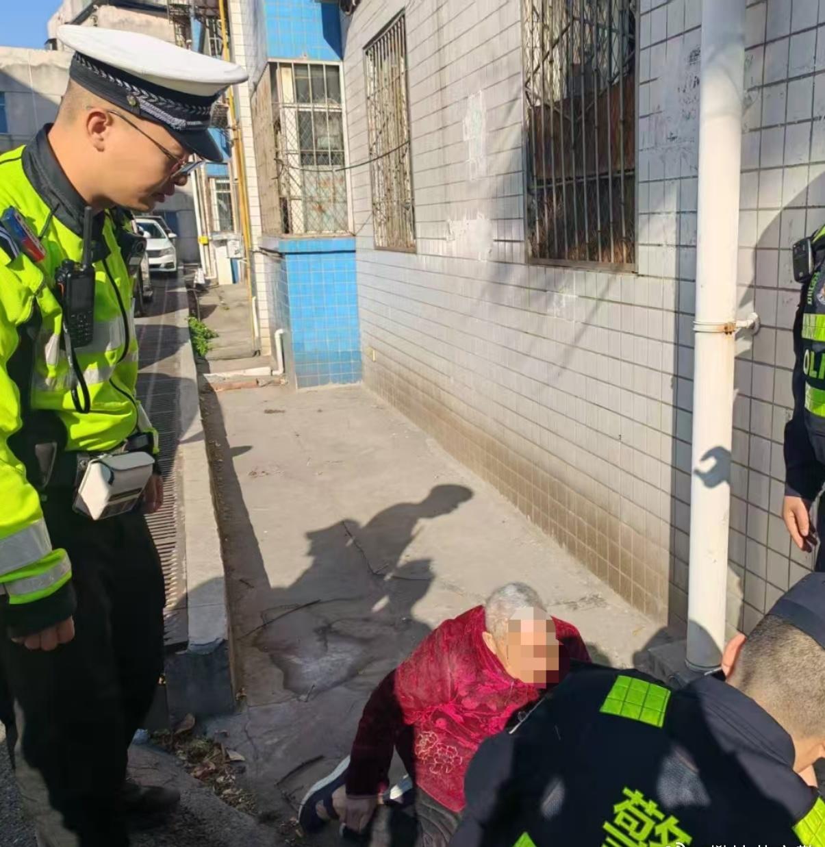 2月16日，西区交警大队民辅警在巡逻途中发现一位八旬老人不慎摔倒在地，面部擦伤，