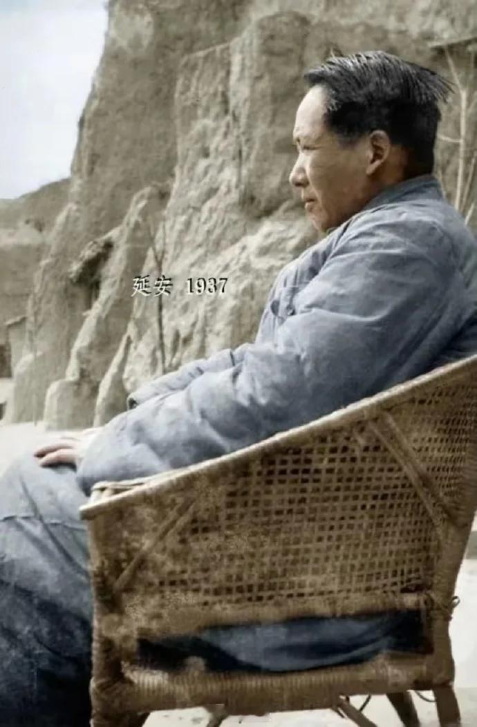 这是一张老人家不常见的照片。1937年的深秋，面对空旷的黄土高原，极目远眺着，思