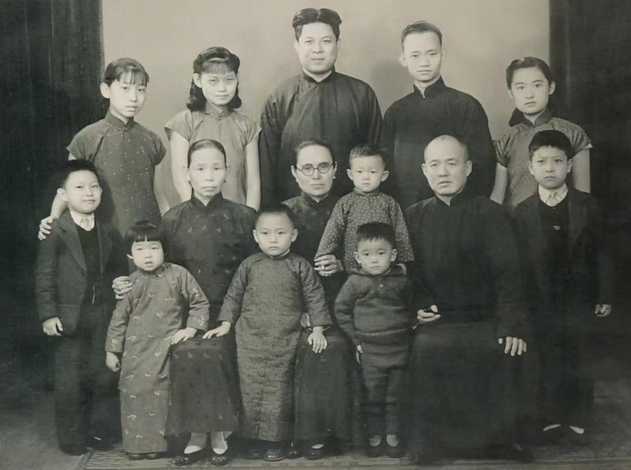 整个抗战，中国军队牺牲级别最高的军事将领全家福，大家认得他不？
其于1940年枣