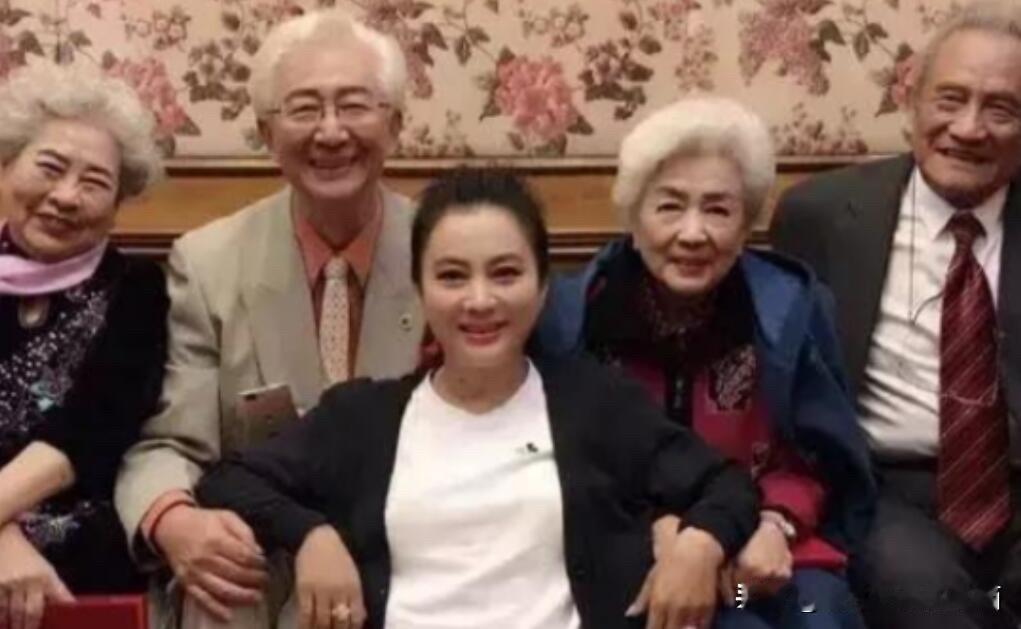 几位明星早年的合影照，蹲在老艺术家前面的这个美女是演员李玲玉，她好有气质啊，因参