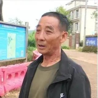 昆明一轿车失控冲入水库，3岁男童被父亲紧急抱出车外！千钧一发之际，值班村民抱起救
