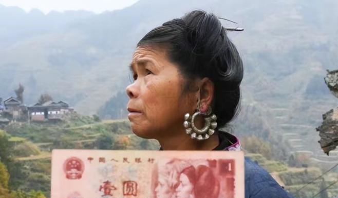 人民币上有她，她却没有人民币。”1987年，一位侗族姑娘因为长得太美，被印到人民