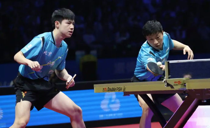 第十五届乒乓球男团决赛，北京队总比分3-1战胜上海队，获得金牌。第一场：黄友政/