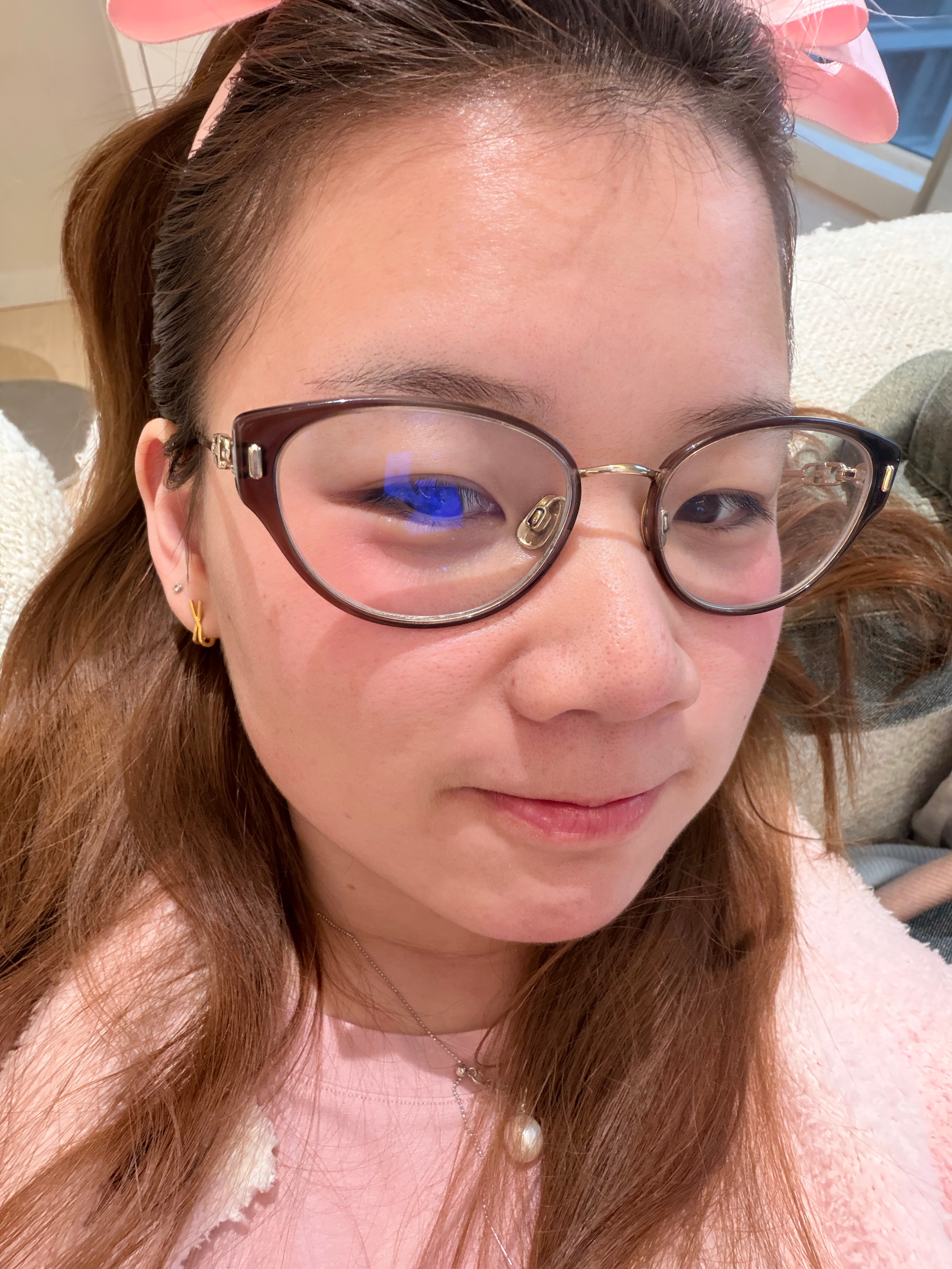 新买的腮红膏，素颜涂也怪好看，发箍是昨天逛街给大妞子二妞子买的，她俩的是爱莎公主