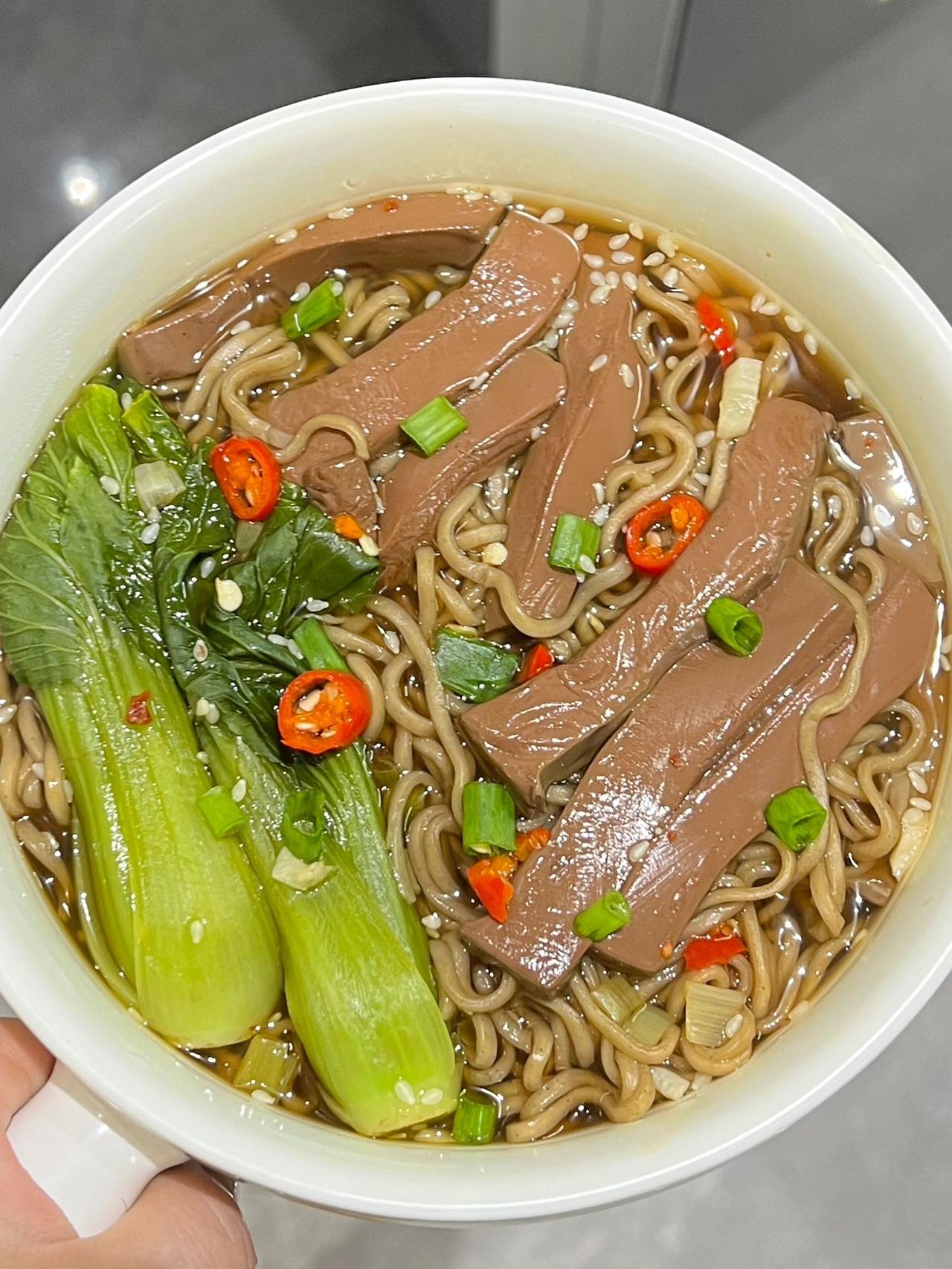 低卡版鸭血荞麦面！根本吃不腻啊！
荞麦面怎么这么好吃啊！低脂低卡！汤底辣辣的 鸭
