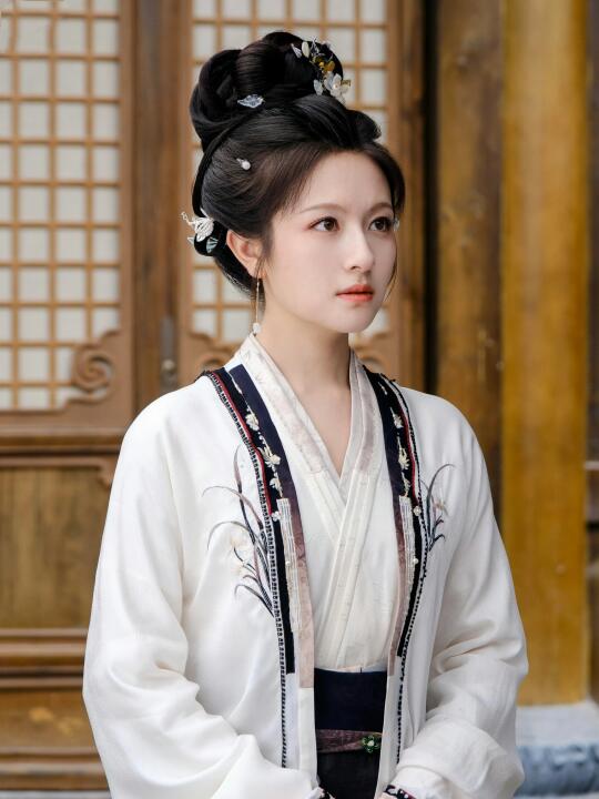 朝雪录｜秦莞的衣橱