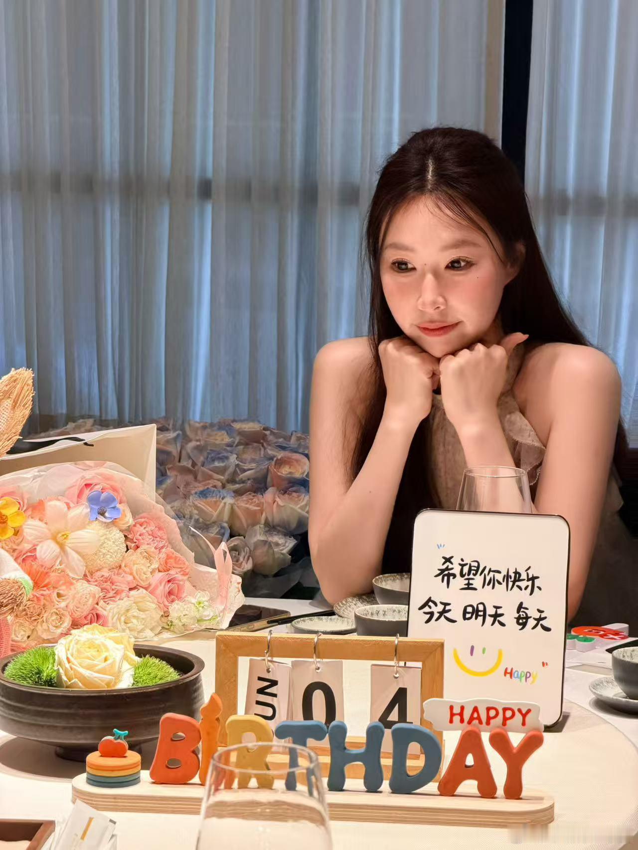 提前来给好朋友过生日啦！这两天不出差，和好朋友一起吃吃饭吃吃瓜，就好像回到了上学