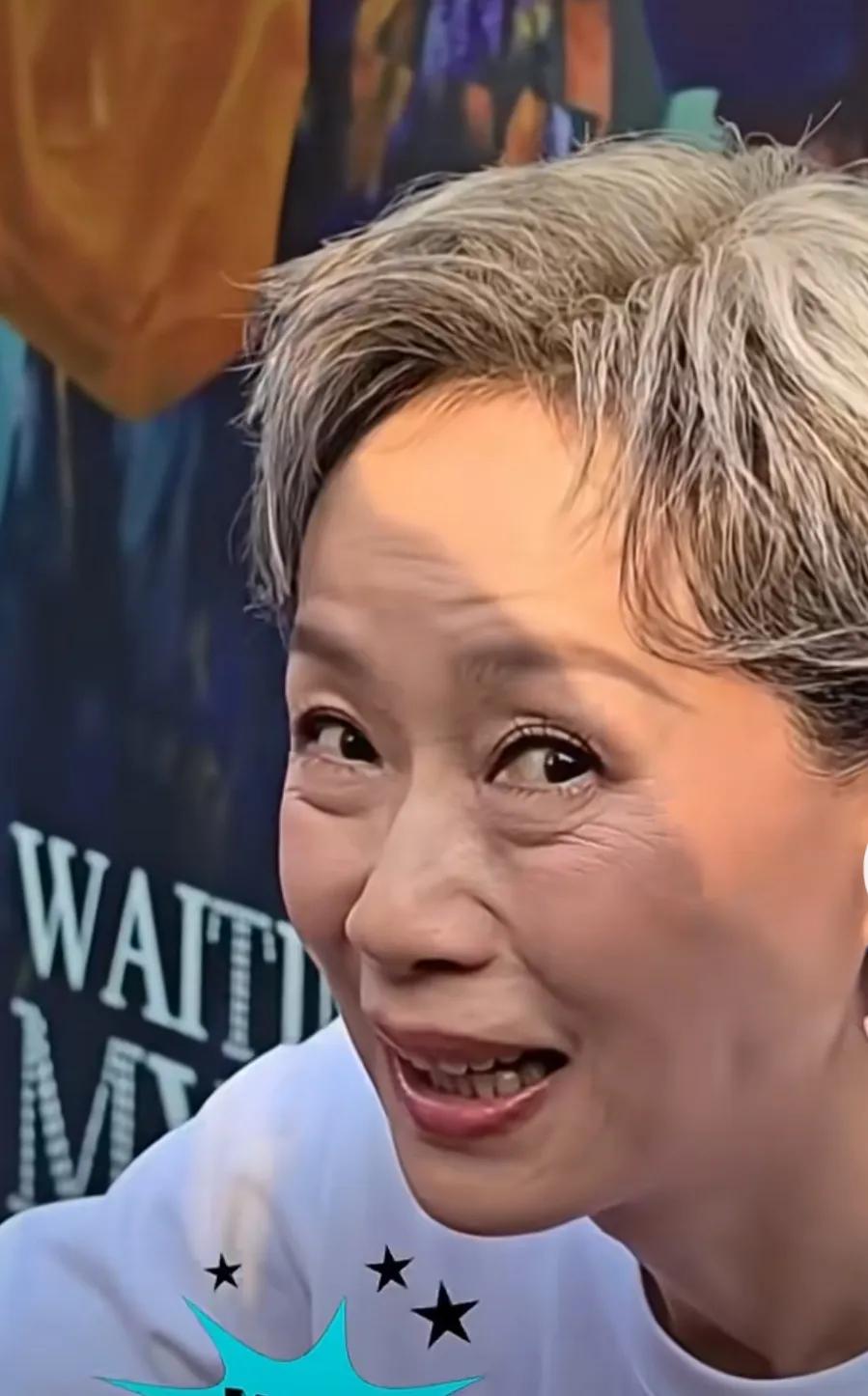 63岁叶童这个年纪不医美真的很好了。不过能接受真实的自己，比什么都强。[赞]