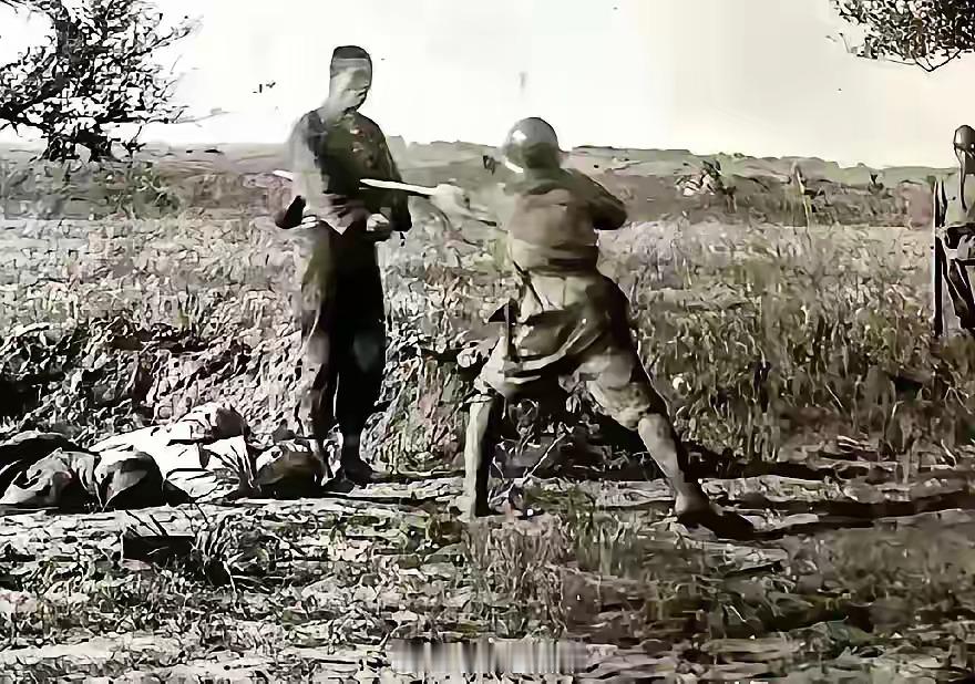 1938年，上海郊外。日本鬼子用中国军人练习拼刺刀。忘记历史，等于背叛。真担心我