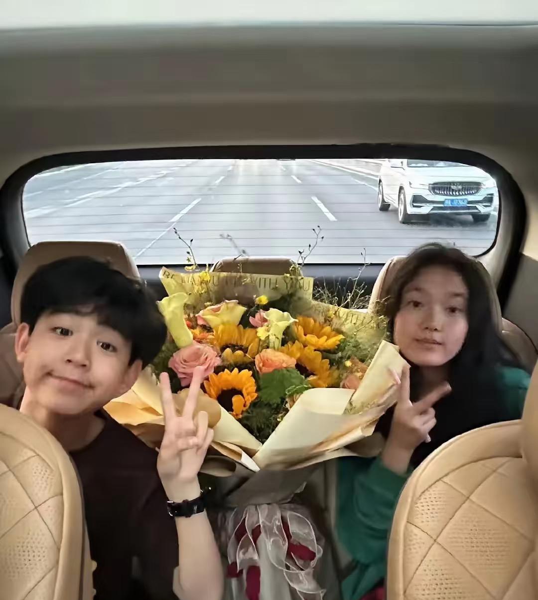 水均益与二婚妻子原来生的是一对龙凤胎，两个孩子被送到加拿大上学，在外国生活久了，