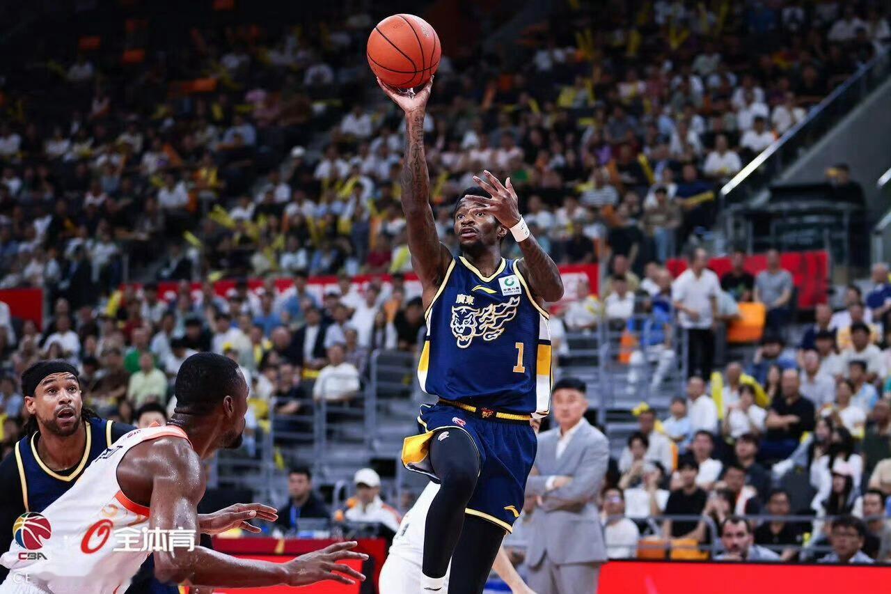 萨姆纳提前告别本赛季，他为广东东阳光出战了33场常规赛，场均23.6分钟，能贡献